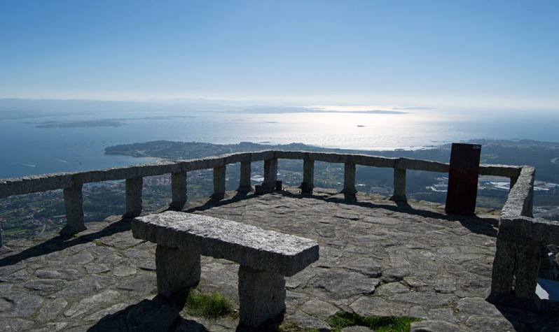 Paseo marítimo de Ribeira con vistas a la ría