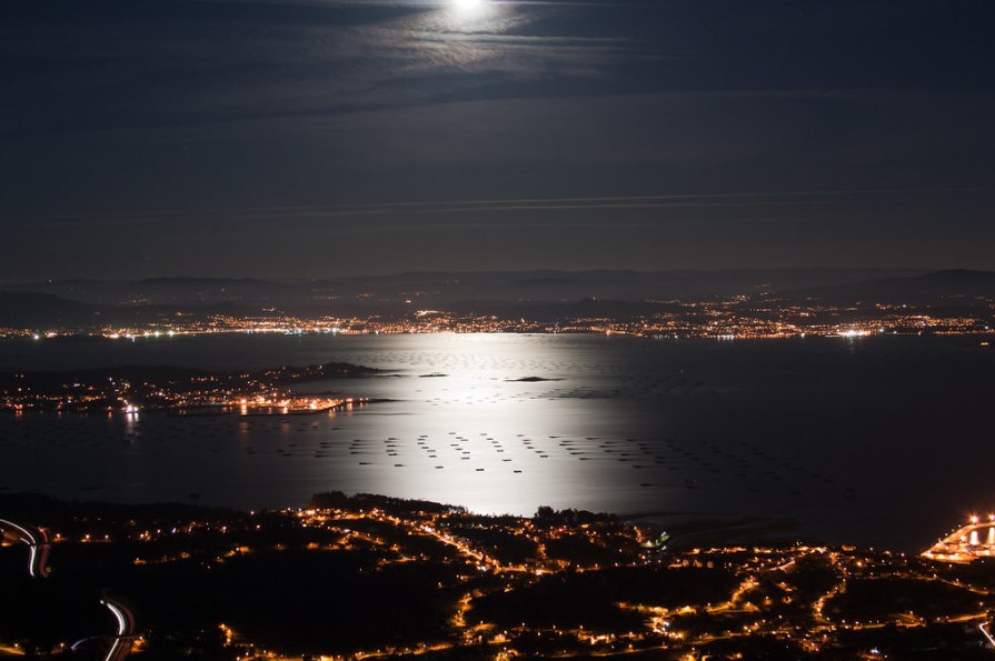 Puerto de Aguiño con bateas al fondo