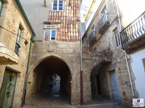 Paseo marítimo de Noia con vistas a la ría