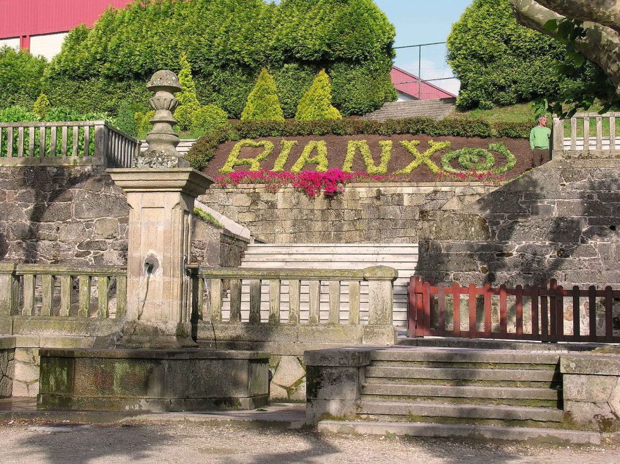 Plaza y casas históricas en el centro de Rianxo