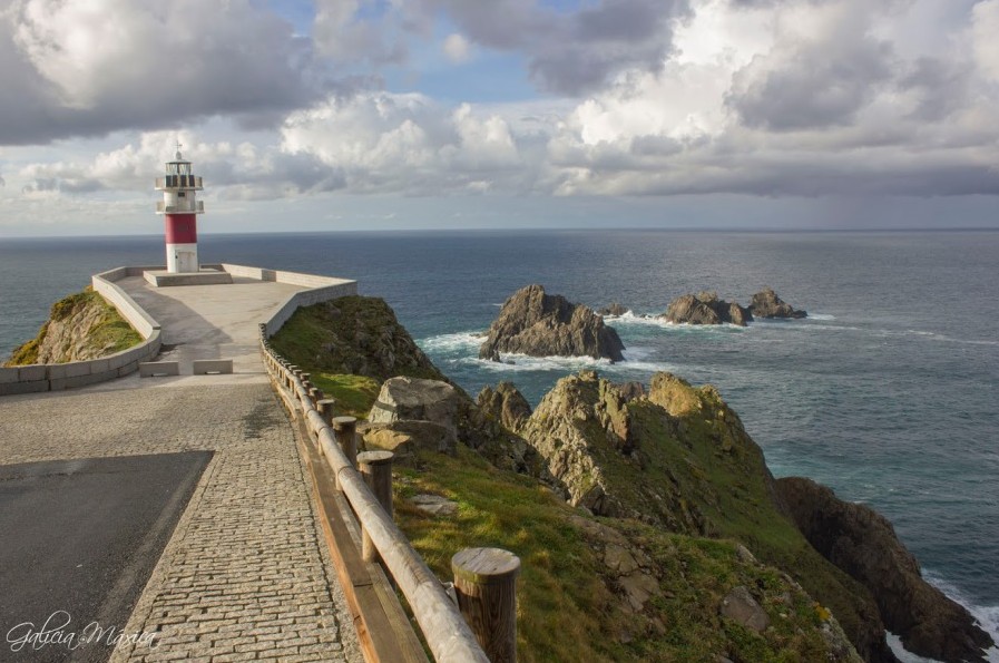 Faro de cabo Ortegal sobre los acantilados