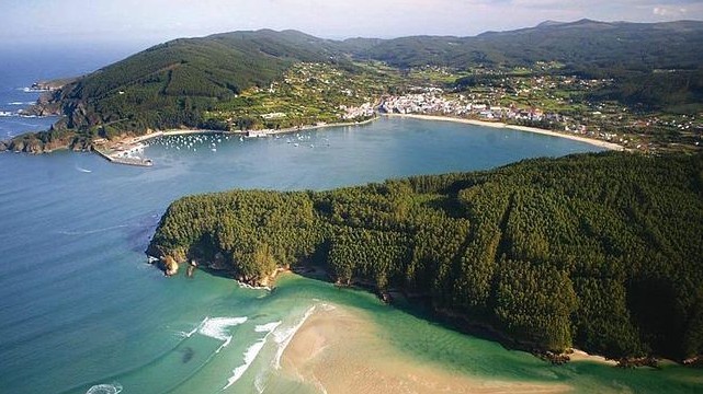 Vista aérea de la villa de Cedeira con su puerto