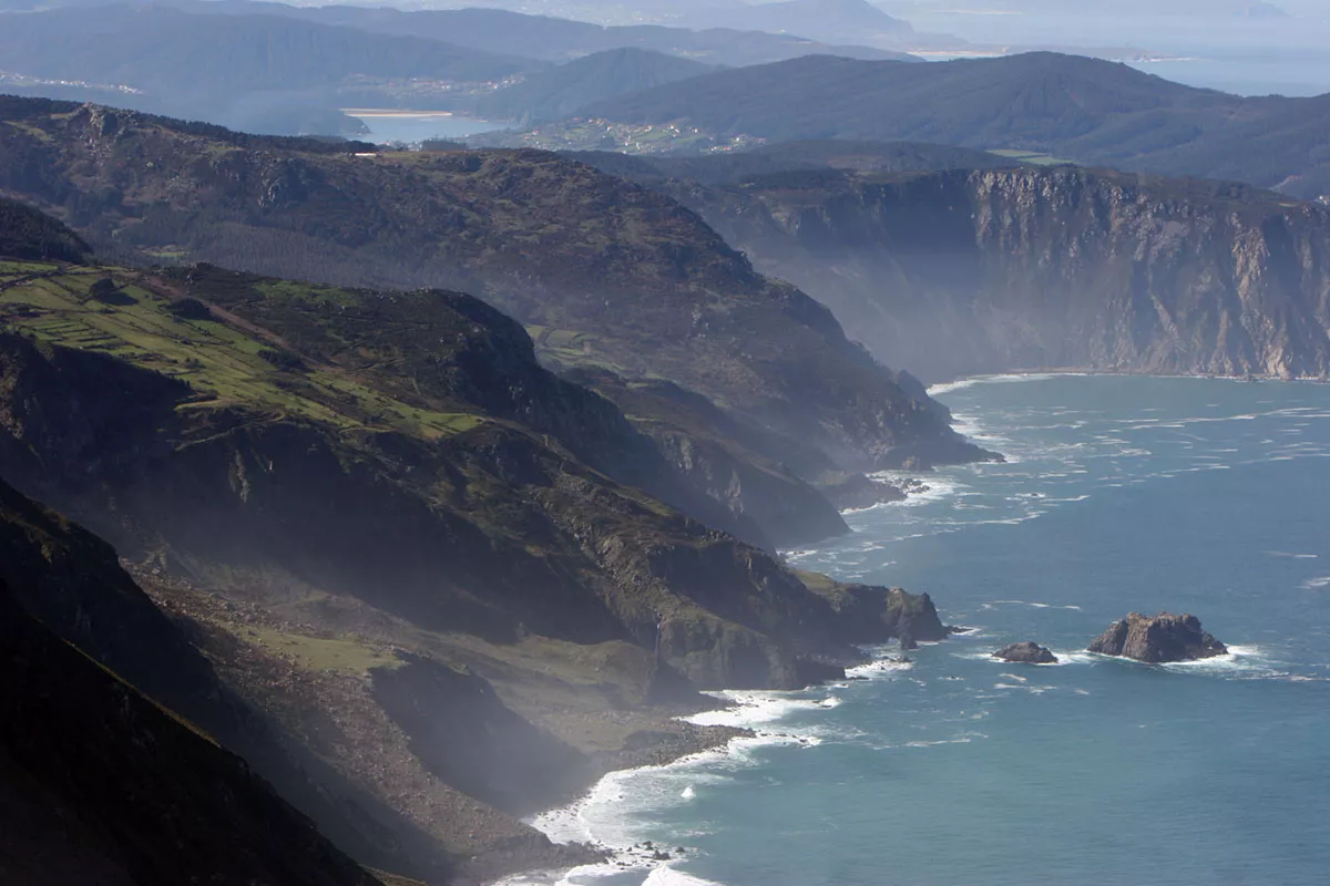 Fachada blanca del santuario de San Andrés de Teixido