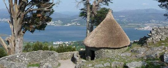 Faro y panorámica desde el monte Santa Tegra