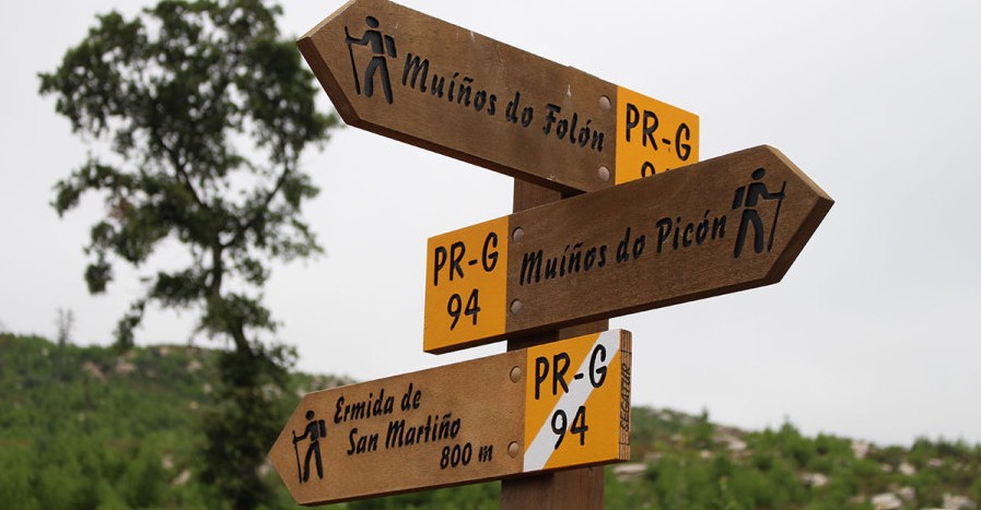 Muíños do Folón en cascada sobre la ladera