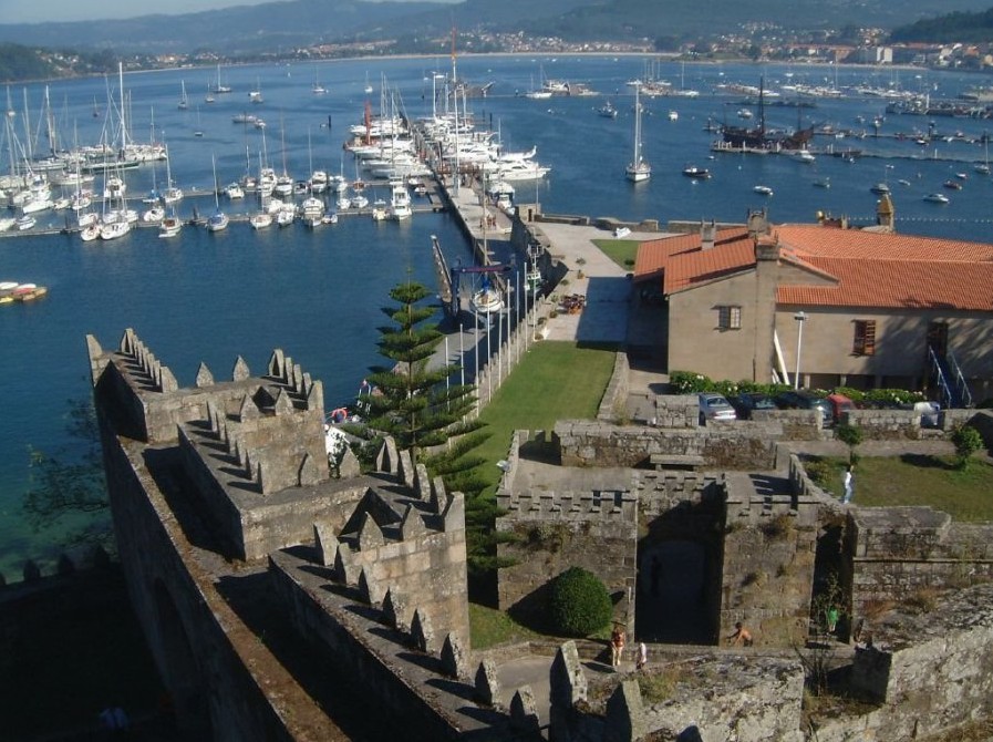 Vista nocturna del puerto de Baiona iluminado