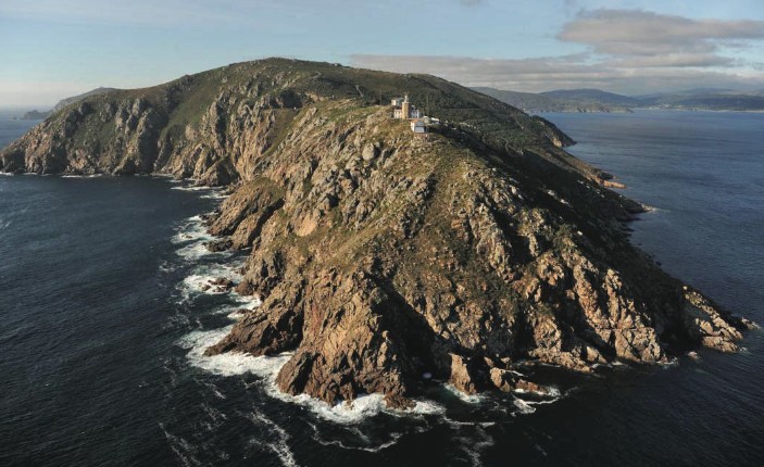 Faro de Fisterra con el Atlántico al fondo