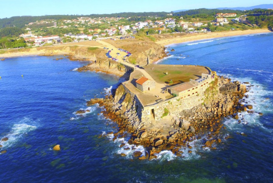Ermita da Lanzada sobre el océano
