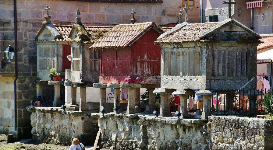 Hórreos de Combarro frente a la ría
