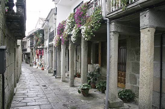 Calles empedradas con casas de piedra en Combarro