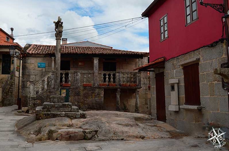 Crucero de piedra en el centro histórico de Combarro